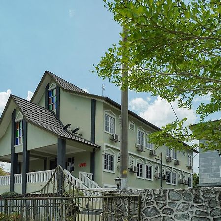 Oyo 90451 Bangi Moya Guesthouse Экстерьер фото