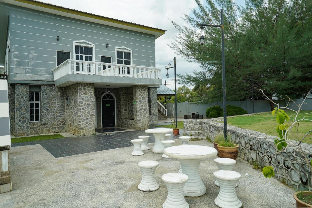 Oyo 90451 Bangi Moya Guesthouse Экстерьер фото