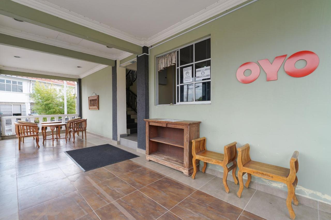 Oyo 90451 Bangi Moya Guesthouse Экстерьер фото