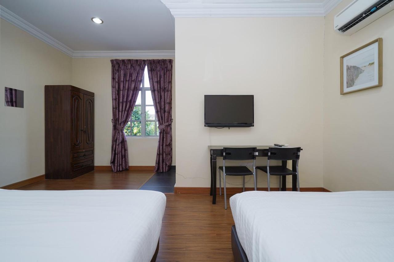 Oyo 90451 Bangi Moya Guesthouse Экстерьер фото