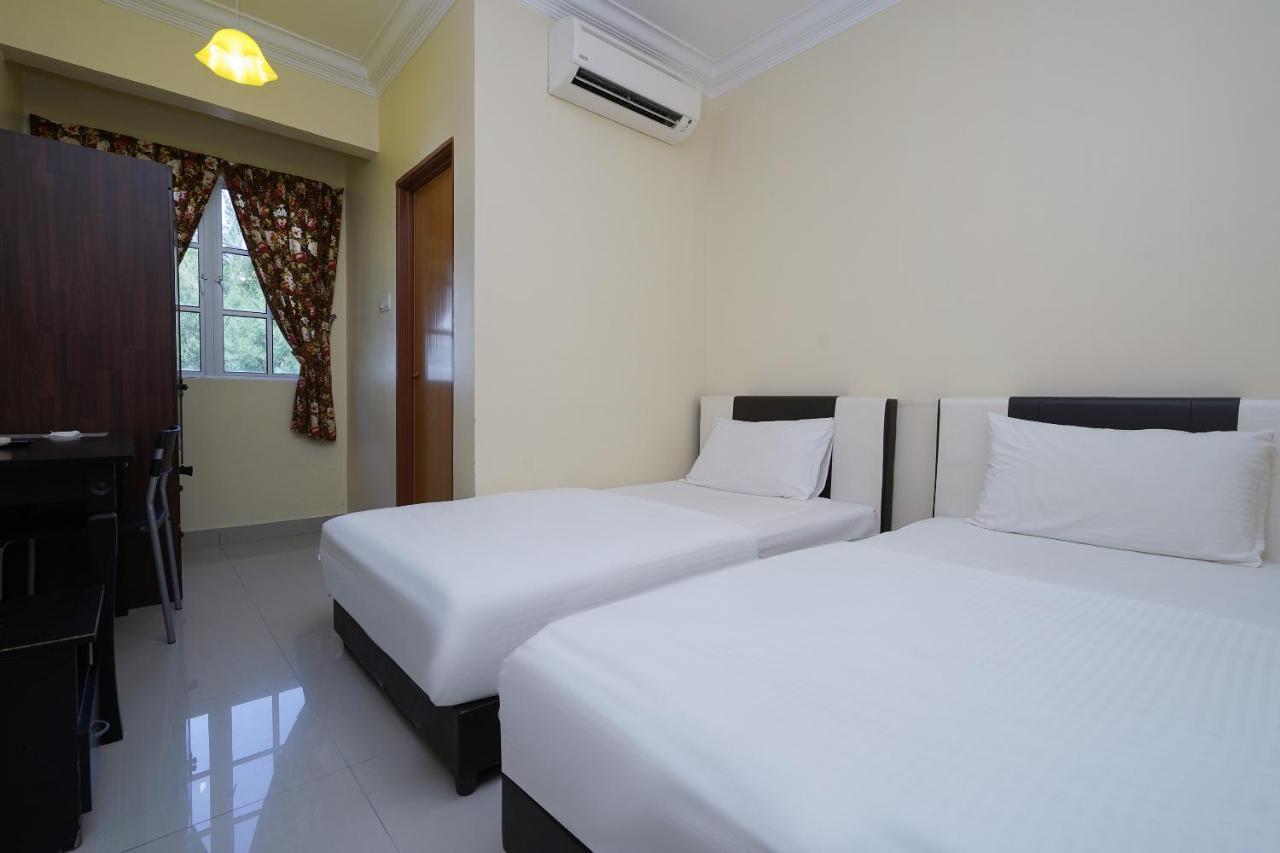 Oyo 90451 Bangi Moya Guesthouse Экстерьер фото