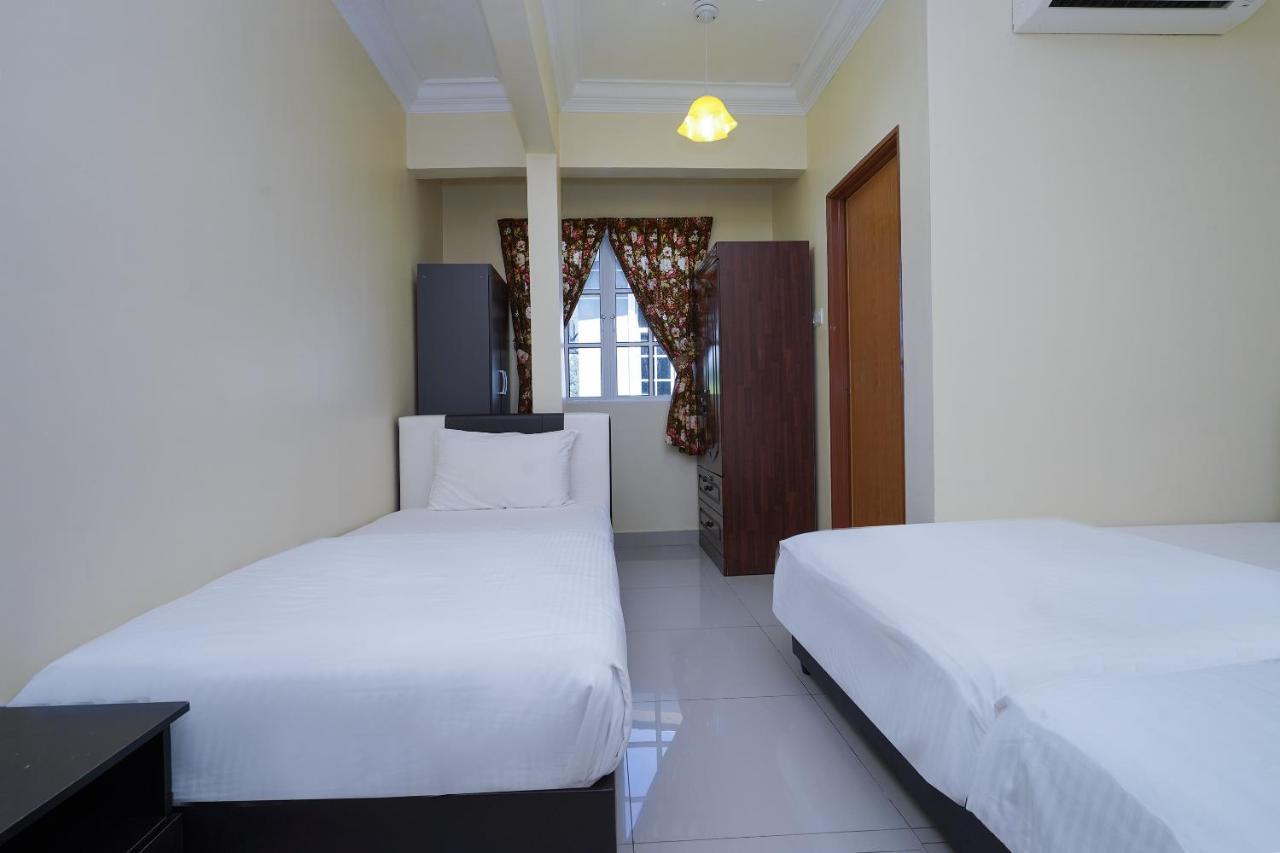 Oyo 90451 Bangi Moya Guesthouse Экстерьер фото