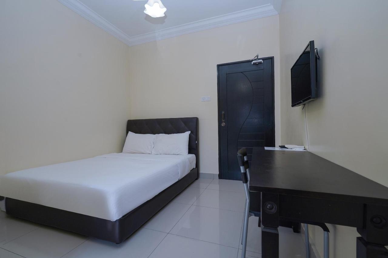 Oyo 90451 Bangi Moya Guesthouse Экстерьер фото