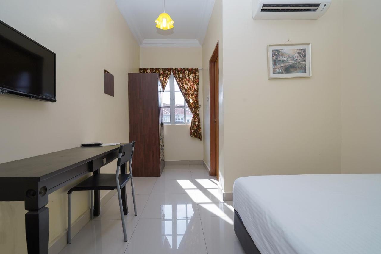 Oyo 90451 Bangi Moya Guesthouse Экстерьер фото