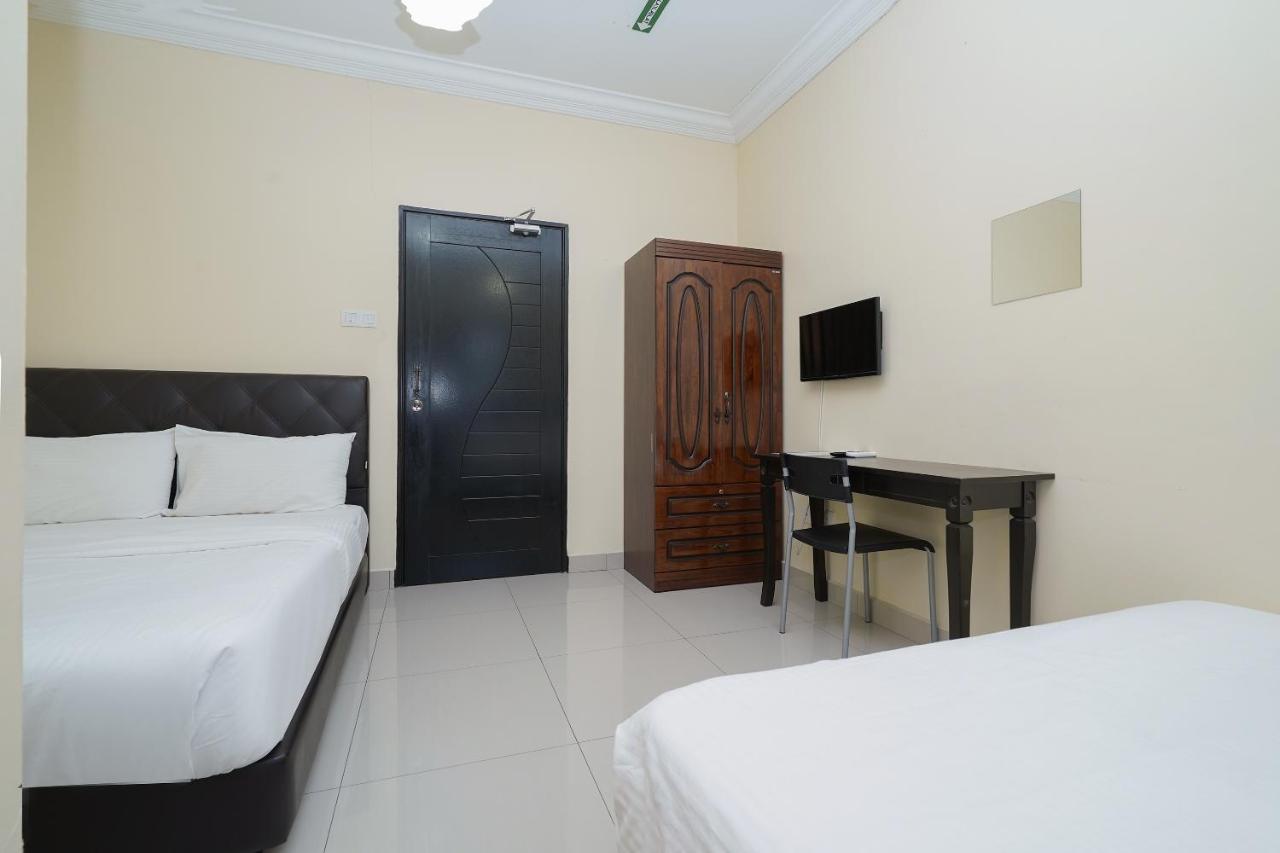 Oyo 90451 Bangi Moya Guesthouse Экстерьер фото