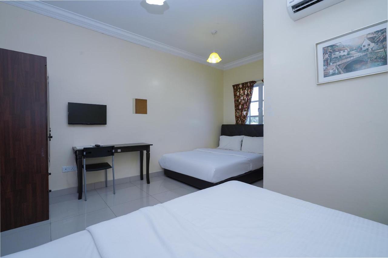 Oyo 90451 Bangi Moya Guesthouse Экстерьер фото